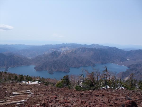 山頂の手前から振り返ると、中禅寺湖の雄大な眺め